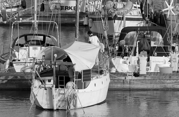 Italien Sicilien Medelhavet Marina Ragusa Ragusaprovinsen Maj 2020 Människor Segelbåt — Stockfoto