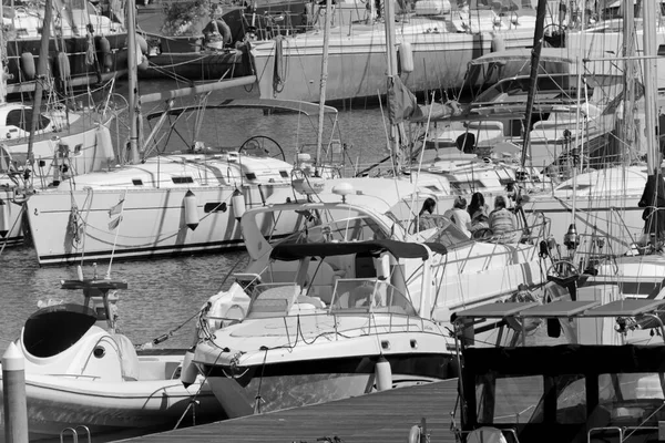 Italien Sicilien Medelhavet Marina Ragusa Ragusaprovinsen Maj 2020 Människor Lyxyacht — Stockfoto