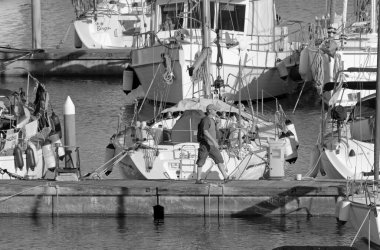 İtalya, Sicilya, Akdeniz, Marina di Ragusa (Ragusa Eyaleti); 31 Mayıs 2020, limandaki insanlar ve lüks yatlar - EDITORIAL