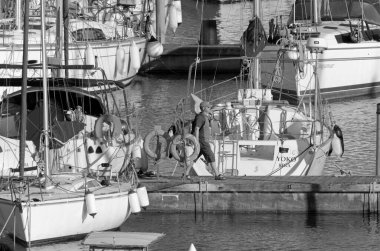 İtalya, Sicilya, Akdeniz, Marina di Ragusa (Ragusa Eyaleti); 31 Mayıs 2020, limandaki insanlar ve lüks yatlar - EDITORIAL