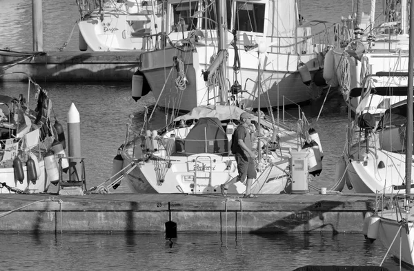 意大利 西西里 地中海 拉古萨港 拉古萨省 2020年5月31日 港口内的人员和豪华游艇 Editorial — 图库照片
