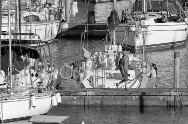 İtalya, Sicilya, Akdeniz, Marina di Ragusa (Ragusa Eyaleti); 31 Mayıs 2020, limandaki insanlar ve lüks yatlar - EDITORIAL