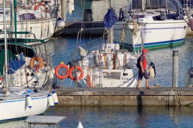 İtalya, Sicilya, Akdeniz, Marina di Ragusa (Ragusa Eyaleti); 31 Mayıs 2020, limandaki insanlar ve lüks yatlar - EDITORIAL