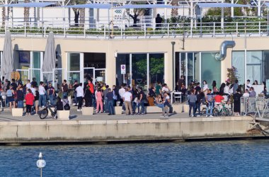 İtalya, Sicilya, Akdeniz, Marina di Ragusa (Ragusa ili); 31 Mayıs 2020, limandaki insanlar - EDITORIAL