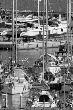 İtalya, Sicilya, Akdeniz, Marina di Ragusa (Ragusa ili); 1 Haziran 2020, limanda lüks yatlar - EDITORIAL