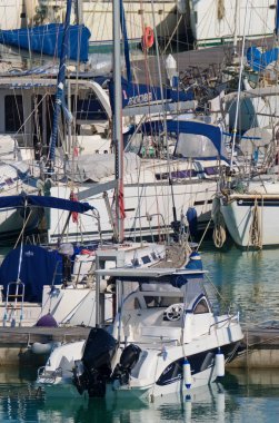 İtalya, Sicilya, Akdeniz, Marina di Ragusa (Ragusa Eyaleti); 1 Haziran 2020, limanda motorlu tekneler ve lüks yatlar - EDITORIAL