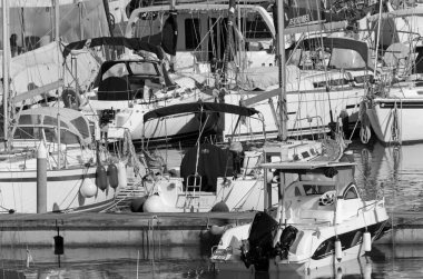 İtalya, Sicilya, Akdeniz, Marina di Ragusa (Ragusa Eyaleti); 1 Haziran 2020, limanda motorlu tekneler ve lüks yatlar - EDITORIAL