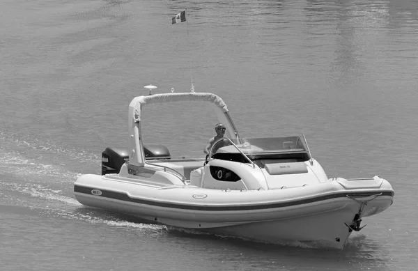 イタリア シチリア島 地中海 マリーナ ラグーザ ラグーザ州 6月2020 ポート内の大きなゴムボートに乗って男 Editorial — ストック写真