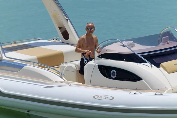 イタリア シチリア島 地中海 マリーナ ラグーザ ラグーザ州 6月2020 ポート内の大きなゴムボートに乗って男 Editorial — ストック写真
