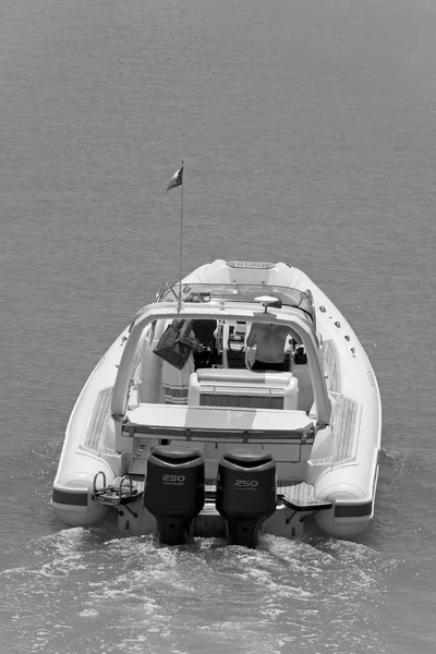 イタリア シチリア島 地中海 マリーナ ラグーザ ラグーザ州 6月2020 港の大きなゴムボートに乗っている人々 Editorial — ストック写真