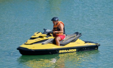 İtalya, Sicilya, Marina di Ragusa (Ragusa Eyaleti); 2 Haziran 2020, limanda bir jet ski üzerinde adam - EDITORIAL
