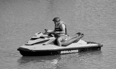 İtalya, Sicilya, Marina di Ragusa (Ragusa Eyaleti); 2 Haziran 2020, limanda bir jet ski üzerinde adam - EDITORIAL