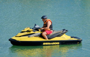 İtalya, Sicilya, Marina di Ragusa (Ragusa Eyaleti); 2 Haziran 2020, limanda bir jet ski üzerinde adam - EDITORIAL
