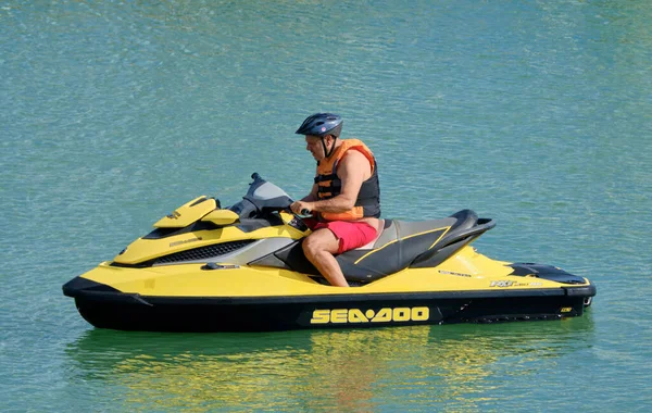 Italien Sicilien Marina Ragusa Ragusaprovinsen Juni 2020 Man Jetski Hamnen — Stockfoto