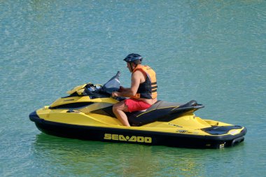 İtalya, Sicilya, Marina di Ragusa (Ragusa Eyaleti); 2 Haziran 2020, limanda bir jet ski üzerinde adam - EDITORIAL