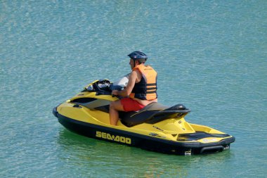 İtalya, Sicilya, Marina di Ragusa (Ragusa Eyaleti); 2 Haziran 2020, limanda bir jet ski üzerinde adam - EDITORIAL
