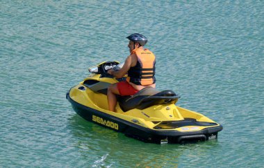 İtalya, Sicilya, Marina di Ragusa (Ragusa Eyaleti); 2 Haziran 2020, limanda bir jet ski üzerinde adam - EDITORIAL