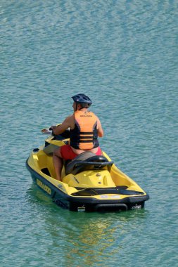İtalya, Sicilya, Marina di Ragusa (Ragusa Eyaleti); 2 Haziran 2020, limanda bir jet ski üzerinde adam - EDITORIAL