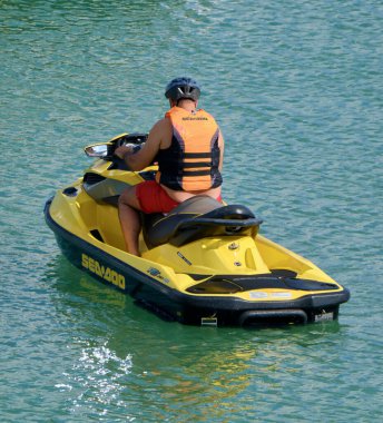 İtalya, Sicilya, Marina di Ragusa (Ragusa Eyaleti); 2 Haziran 2020, limanda bir jet ski üzerinde adam - EDITORIAL