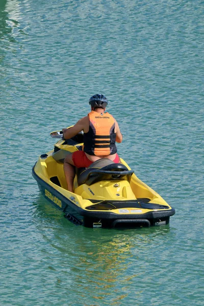 Italien Sicilien Marina Ragusa Ragusaprovinsen Juni 2020 Man Jetski Hamnen — Stockfoto