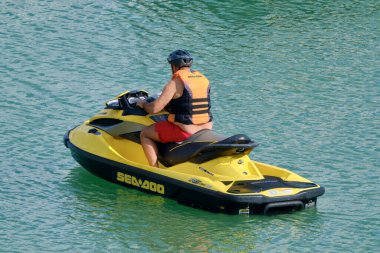 İtalya, Sicilya, Marina di Ragusa (Ragusa Eyaleti); 2 Haziran 2020, limanda bir jet ski üzerinde adam - EDITORIAL