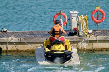 İtalya, Sicilya, Marina di Ragusa (Ragusa Eyaleti); 2 Haziran 2020, limanda bir jet ski üzerinde adam - EDITORIAL