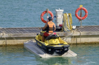 İtalya, Sicilya, Marina di Ragusa (Ragusa Eyaleti); 2 Haziran 2020, limanda bir jet ski üzerinde adam - EDITORIAL