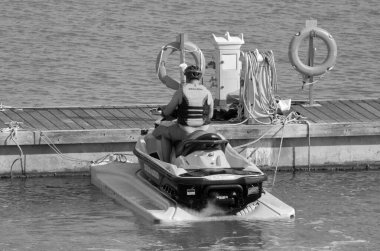 İtalya, Sicilya, Marina di Ragusa (Ragusa Eyaleti); 2 Haziran 2020, limanda bir jet ski üzerinde adam - EDITORIAL