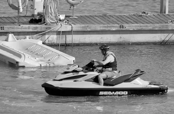 イタリア シチリア島 マリーナ ラグーザ ラグーザ州 6月2020 ポート内のジェットスキーに男 Editorial — ストック写真