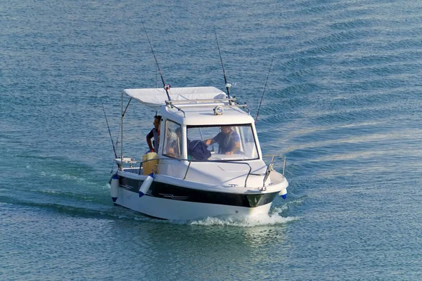 イタリア シチリア島 地中海 マリーナ ラグーザ ラグーザ州 6月2020 港のモーターボート上の漁師 編集部 — ストック写真