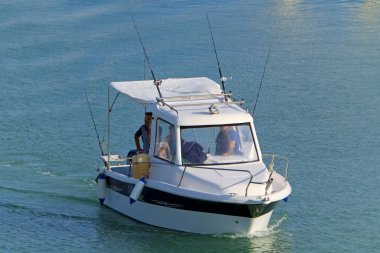 İtalya, Sicilya, Akdeniz, Marina di Ragusa (Ragusa ili); 2 Haziran 2020, limandaki bir motorlu teknede balıkçılar - EDITORIAL