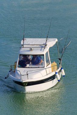 İtalya, Sicilya, Akdeniz, Marina di Ragusa (Ragusa ili); 2 Haziran 2020, limandaki bir motorlu teknede balıkçılar - EDITORIAL