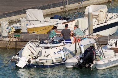 İtalya, Sicilya, Akdeniz, Marina di Ragusa (Ragusa Eyaleti); 2 Haziran 2020, limandaki bir motorlu tekne - EDITORIAL