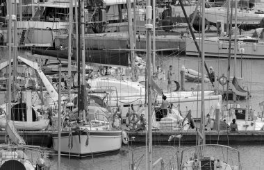 İtalya, Sicilya, Akdeniz, Marina di Ragusa (Ragusa ili); 7 Haziran 2020, limandaki bir yelkenli teknesinde insanlar - EDITORIAL