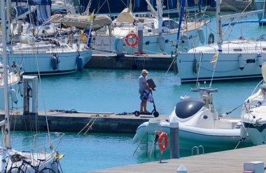 İtalya, Sicilya, Akdeniz, Marina di Ragusa (Ragusa Eyaleti); 10 Haziran 2020, limandaki insanlar ve lüks yatlar - EDITORIAL