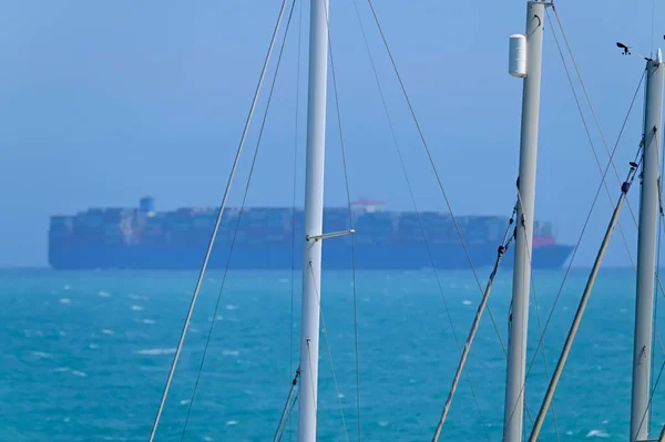 意大利 西西里 地中海 拉古萨海 拉古萨省 港口的帆船桅杆和后方的货船 — 图库照片