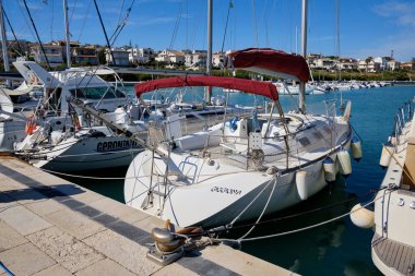 İtalya, Sicilya, Akdeniz, Marina di Ragusa (Ragusa ili); 11 Haziran 2020, limanda lüks yatlar - EDITORIAL