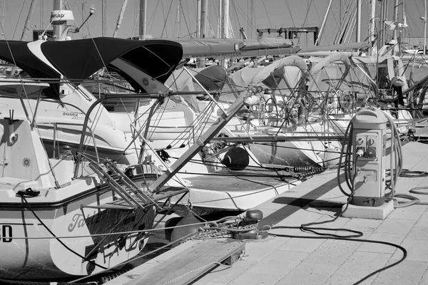 Italien Sicilien Medelhavet Marina Ragusa Ragusaprovinsen Juni 2020 Lyxjakter Hamnen — Stockfoto