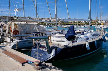 İtalya, Sicilya, Akdeniz, Marina di Ragusa (Ragusa ili); 11 Haziran 2020, limanda lüks yatlar - EDITORIAL