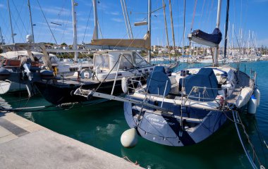 İtalya, Sicilya, Akdeniz, Marina di Ragusa (Ragusa ili); 11 Haziran 2020, limanda lüks yatlar - EDITORIAL