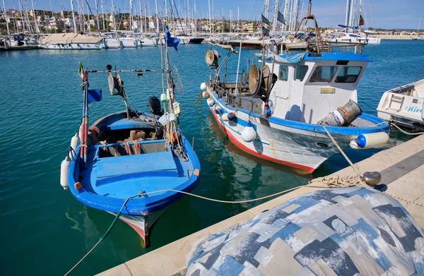 意大利 西西里 拉古萨 拉古萨省 2020年6月11日 港口的镰状木制渔船和豪华游艇 Editorial — 图库照片