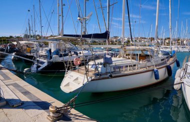 İtalya, Sicilya, Akdeniz, Marina di Ragusa (Ragusa ili); 11 Haziran 2020, limanda lüks yatlar - EDITORIAL