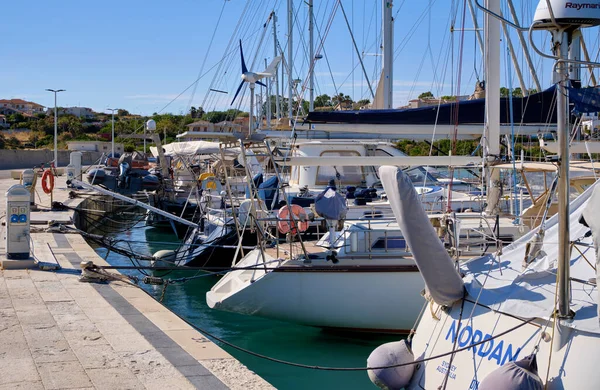 イタリア シチリア島 地中海 マリーナ ラグーザ ラグーザ州 6月2020 ポート内の高級ヨット Editorial — ストック写真