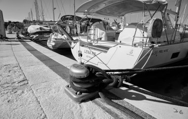 İtalya, Sicilya, Akdeniz, Marina di Ragusa (Ragusa ili); 11 Haziran 2020, limanda lüks yatlar - EDITORIAL