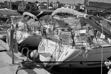 İtalya, Sicilya, Akdeniz, Marina di Ragusa (Ragusa ili); 11 Haziran 2020, limanda lüks yatlar - EDITORIAL