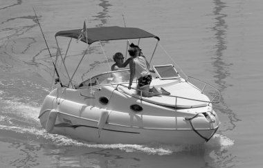 İtalya, Sicilya, Akdeniz, Marina di Ragusa (Ragusa Eyaleti); 14 Haziran 2020, limandaki bir motorlu tekne - EDITORIAL