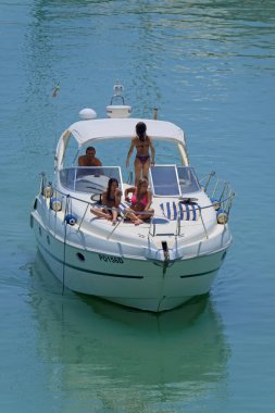 İtalya, Sicilya, Akdeniz, Marina di Ragusa (Ragusa Eyaleti); 14 Haziran 2020, limanda lüks bir yatta insanlar - EDITORIAL