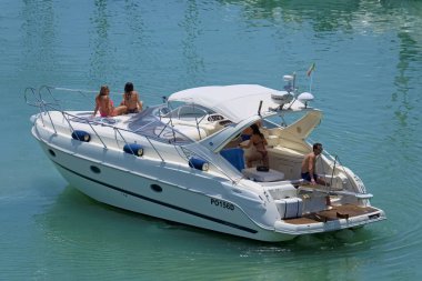 İtalya, Sicilya, Akdeniz, Marina di Ragusa (Ragusa Eyaleti); 14 Haziran 2020, limanda lüks bir yatta insanlar - EDITORIAL