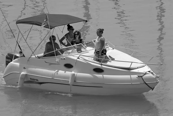 イタリア シチリア島 地中海 マリーナ ラグーザ ラグーザ州 2020年6月14日 港のモーターボートに乗っている人々 Editorial — ストック写真