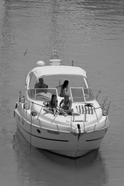 イタリア シチリア島 地中海 マリーナ ラグーザ ラグーザ州 6月2020 ポート内の豪華なヨット上の人々 — ストック写真
